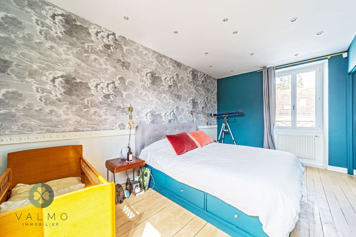 Maison à LA QUEUE-LES-YVELINES