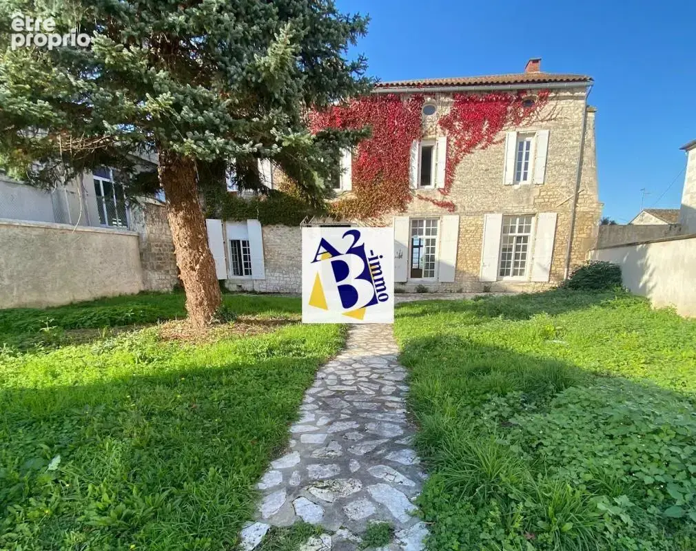 Maison de 300 m2 à ANGOULEME en hôtel particulier remarquable - photo 3