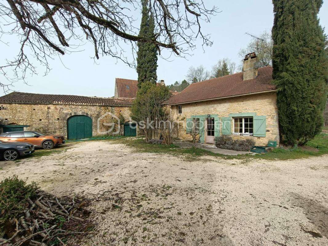 Ensemble Immobilier comprenant 2 maisons avec Piscine + Annexes sis sur 1 Terrain de 2.5 Hectares - photo 3