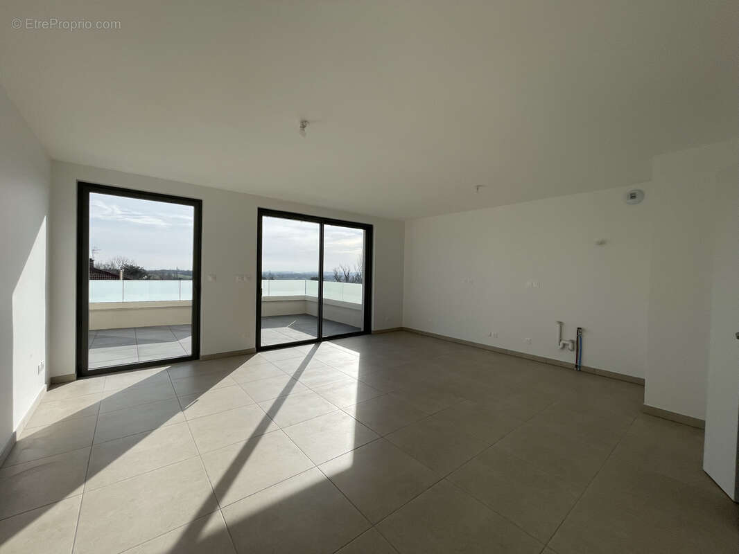 Appartement à LA TOUR-DE-SALVAGNY