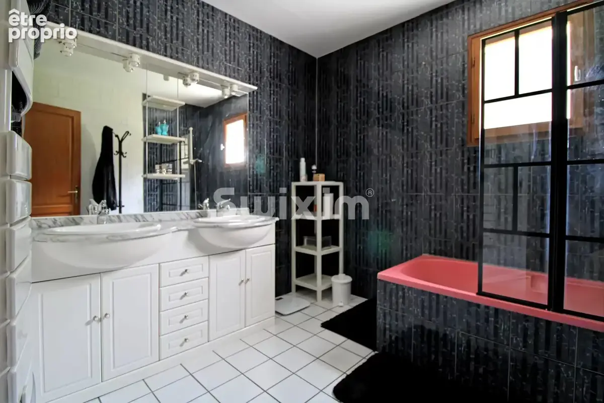 Maison familiale avec terrain de 1 500 m²,  fort potentiel d'aménagement - photo 6