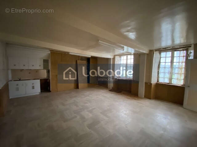 Aux portes de Vire, très belle bâtisse en pierres, terrain de 2814m2. - photo 3