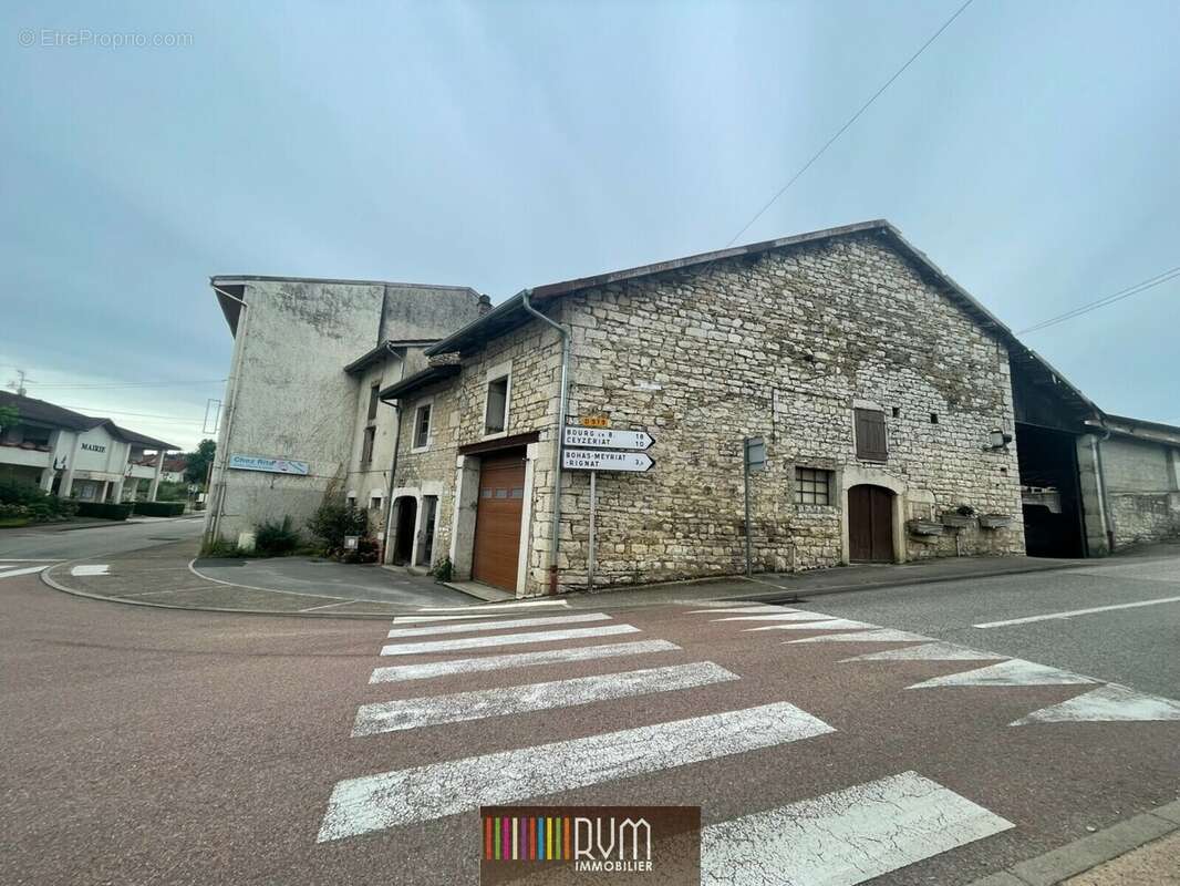 Maison 450 m² à Hautecourt-Romaneche  - photo 2