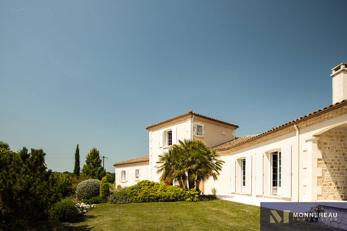 Maison à BARBEZIEUX-SAINT-HILAIRE