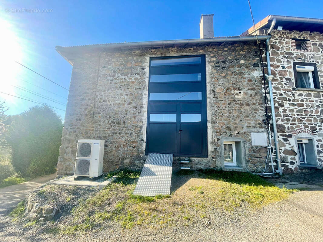 Ferme en pierre rénovée avec 3 chambres, possibilité 4ème chambre, terrain arboré et rénovation énergétique à 20 min de Roanne. - photo 12