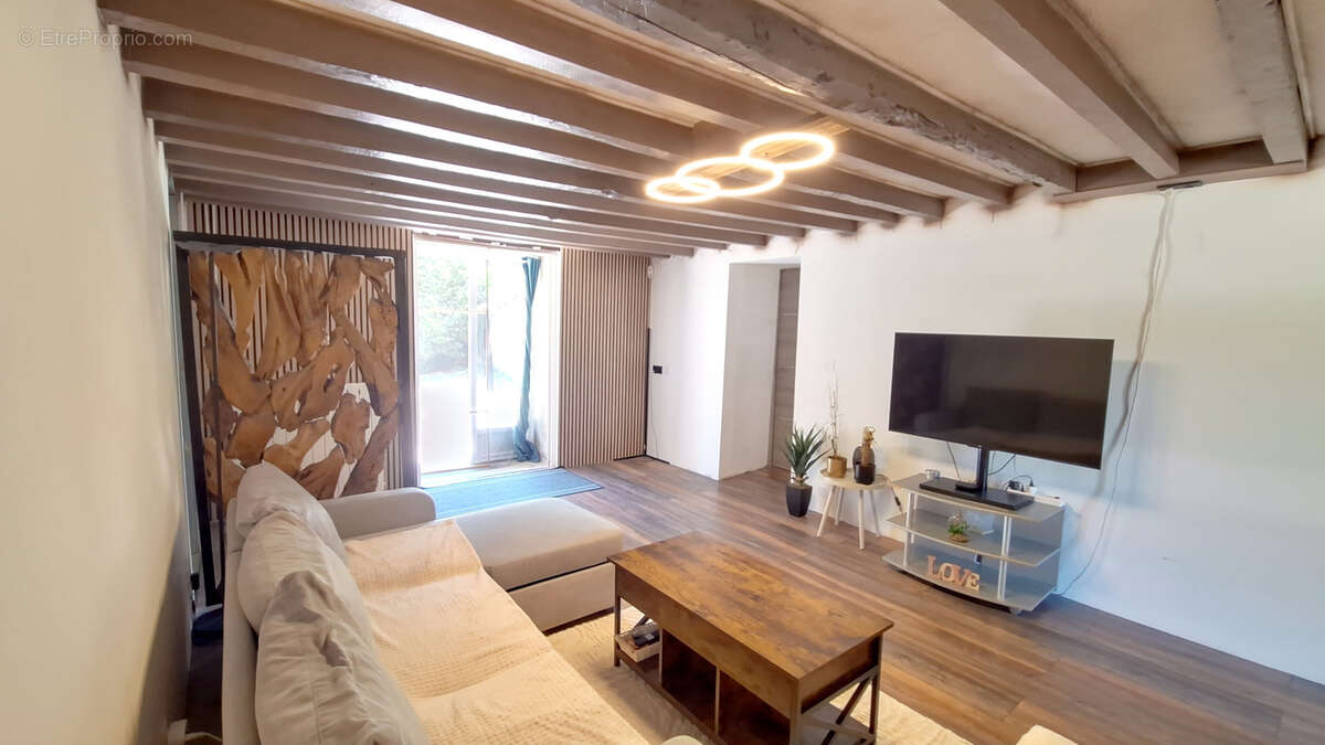 Maison en pierre rénovée avec dépendances et fort potentiel - photo 10