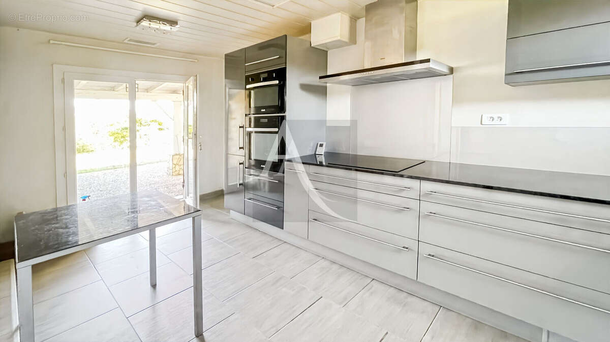 Maison avec dépendances, piscine et terrain plat - 3 chambres - 1 bureau - photo 8