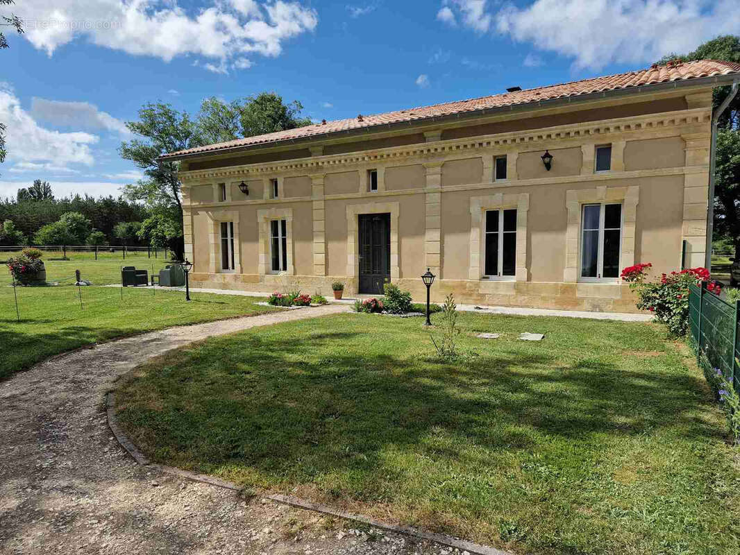 Maison à SAINT-CHRISTOLY-DE-BLAYE