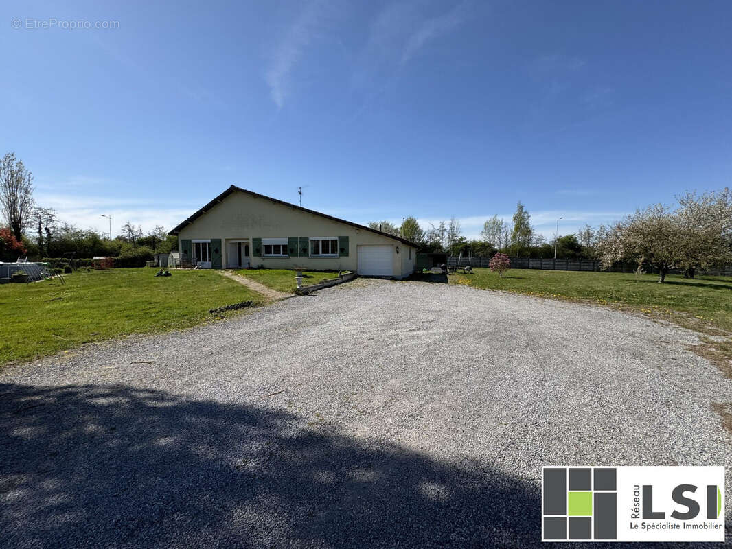 Maison à NEUF-MESNIL