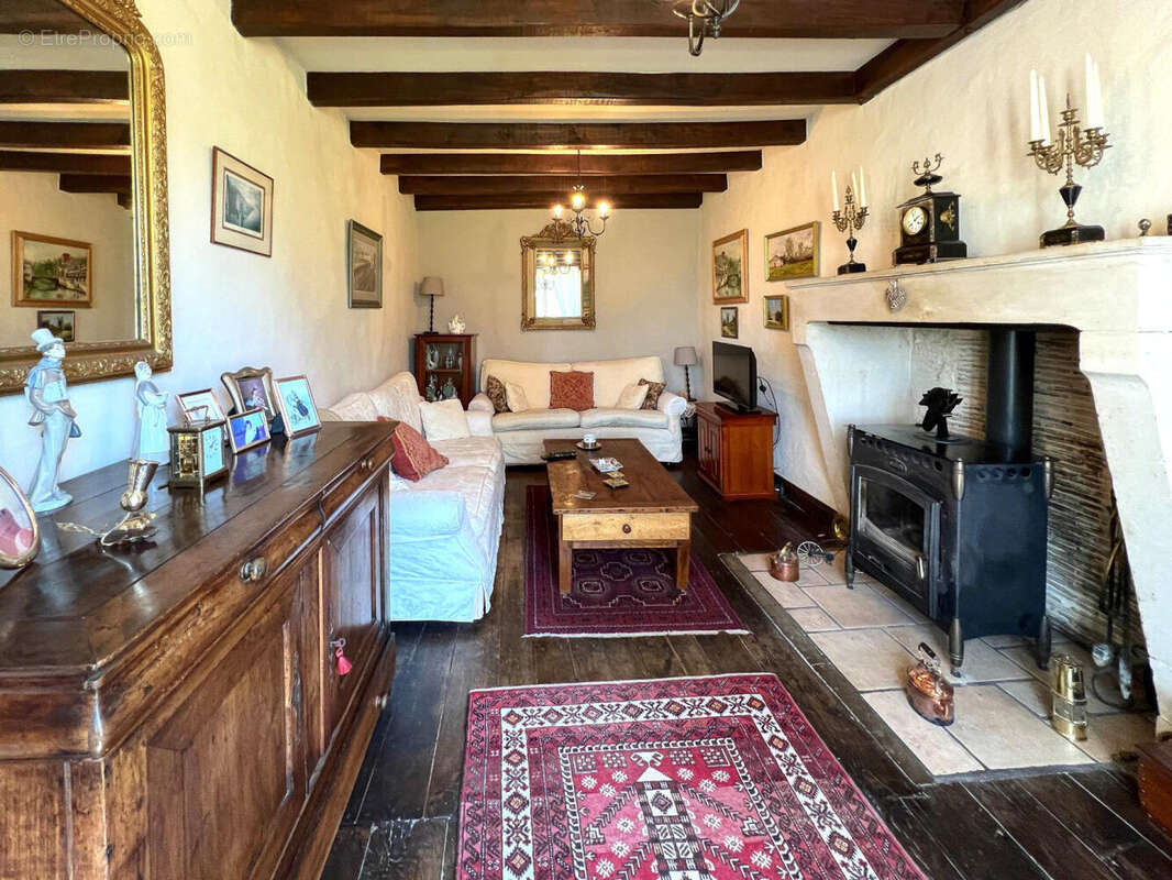 SALON - Maison à FONTENILLE
