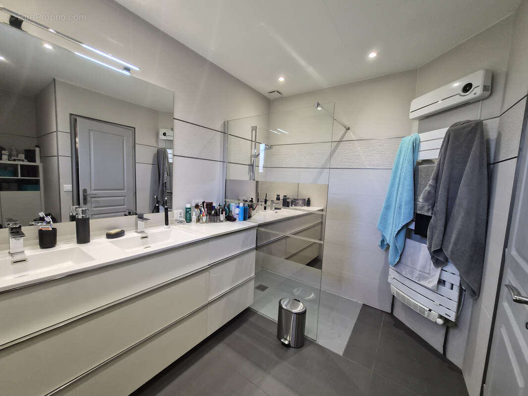 Maison à SAINT-JULIEN-LES-ROSIERS