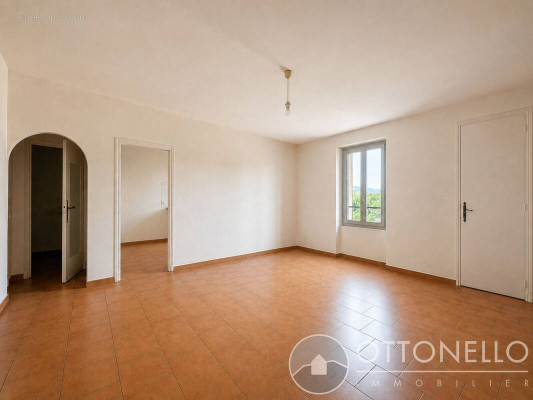 Appartement à ROQUEBRUNE-SUR-ARGENS