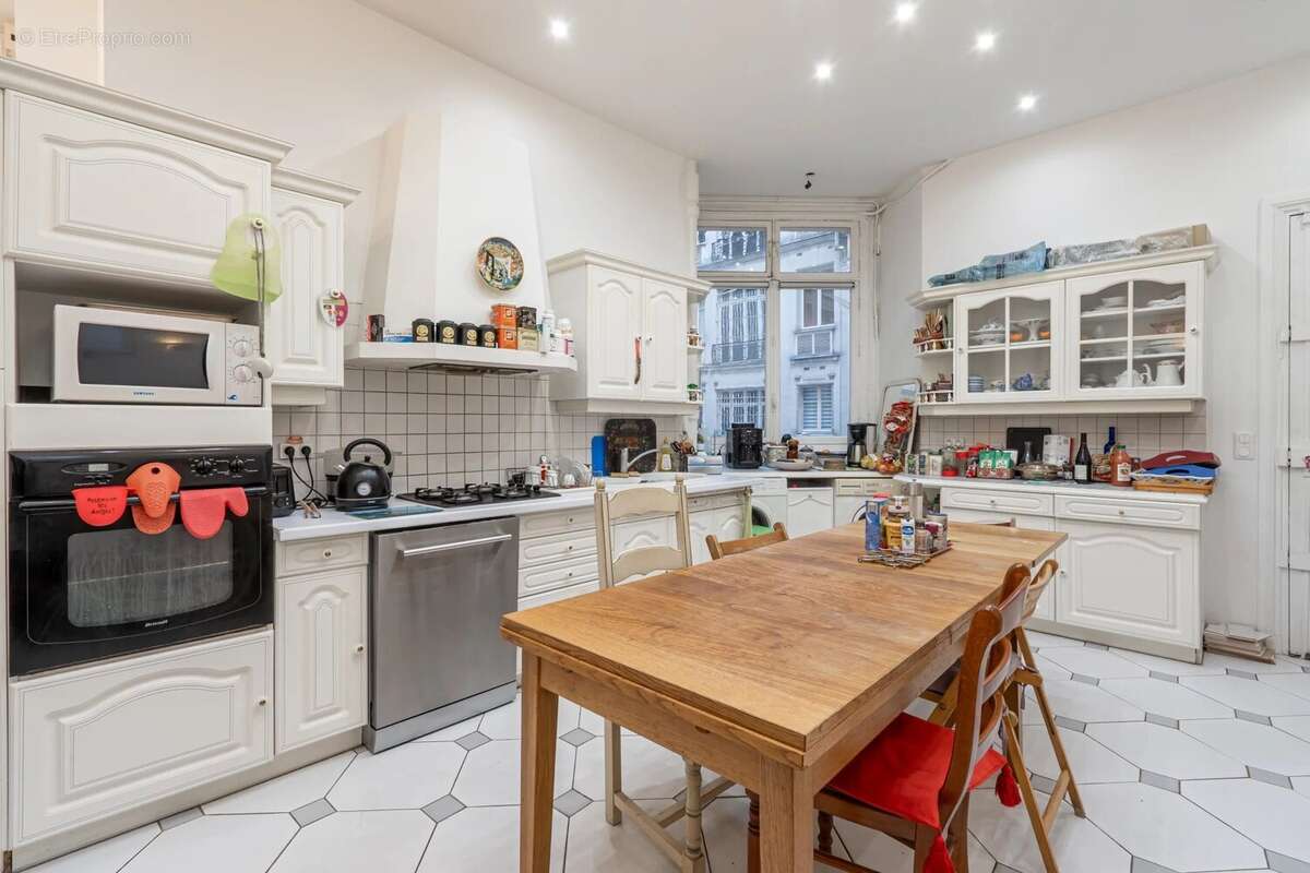 Appartement à NEUILLY-SUR-SEINE