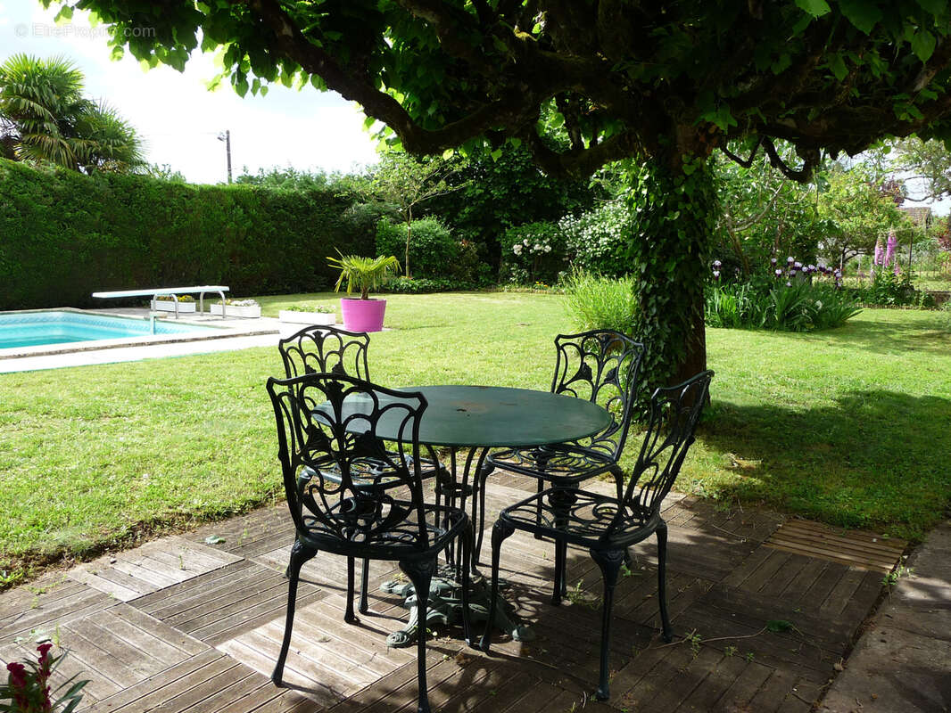 Villa des années 30 avec 2ème maison, grand jardin, grand garage et grande piscine - photo 10
