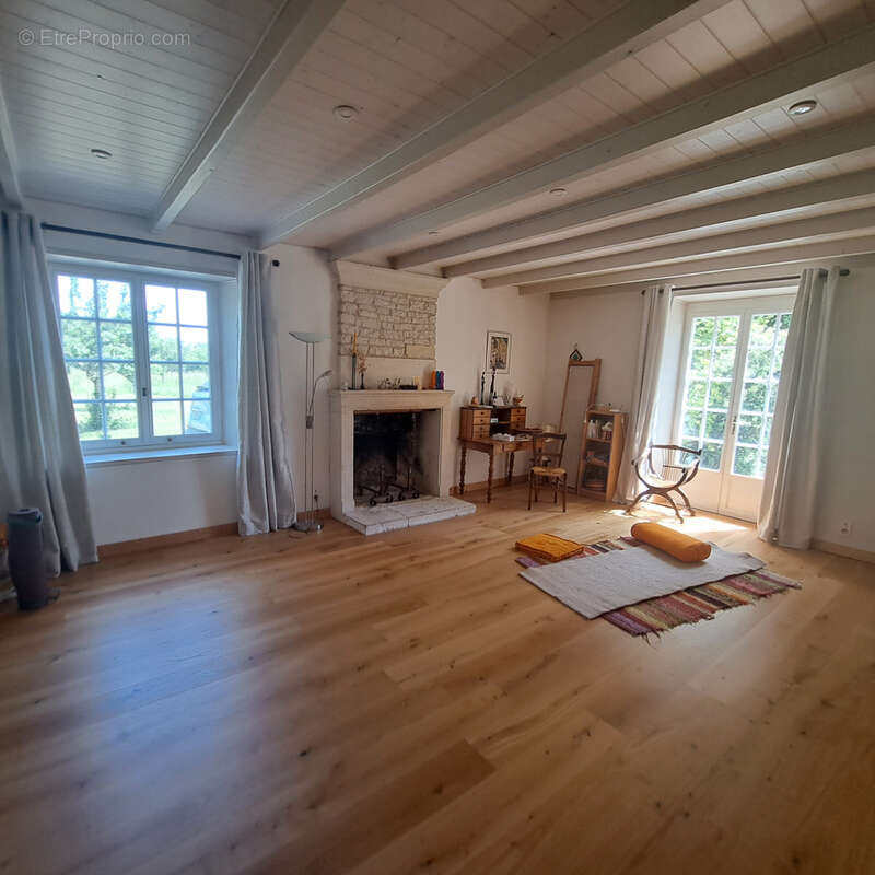 Maison charentaise de caractère   185 m2   5 à 6 chambres   Jardin, garage et dépendance - photo 2