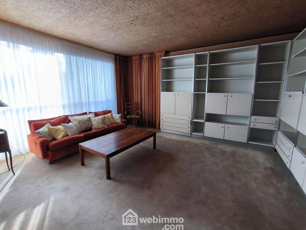 Un séjour double de 33 m² avec un bel espace salon très lumineux.... - Maison à LAON