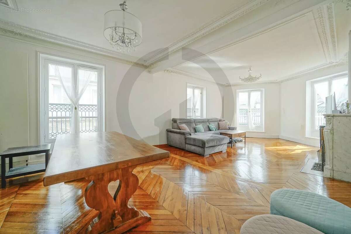 Appartement à PARIS-8E