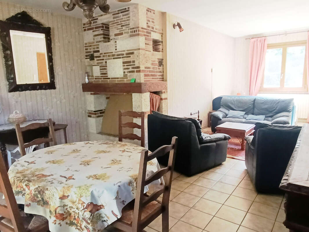 Maison à SAINTE-COLOMBE-EN-BRUILHOIS