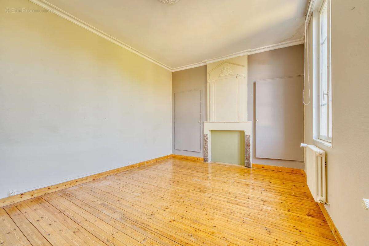 Maison de caractère de 242 m² - Saintes - photo 3