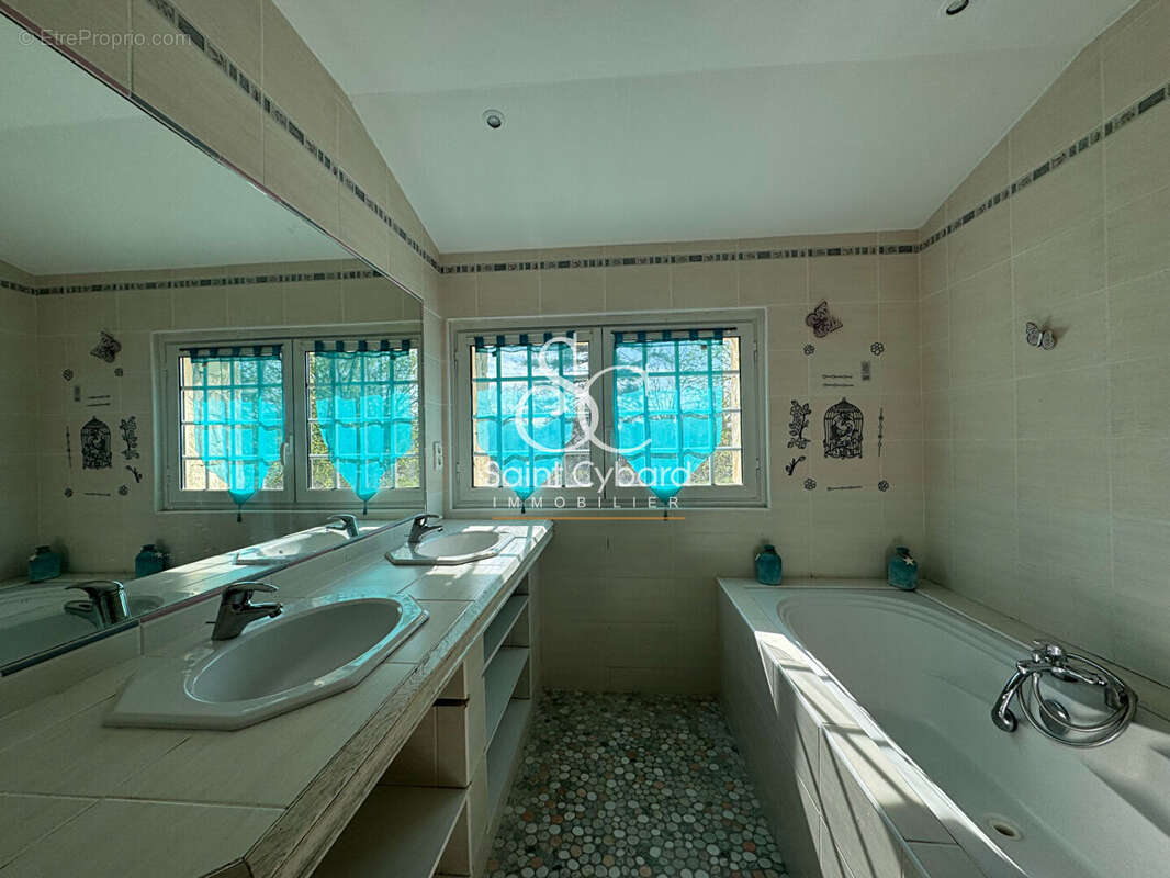 Maison à ROULLET-SAINT-ESTEPHE