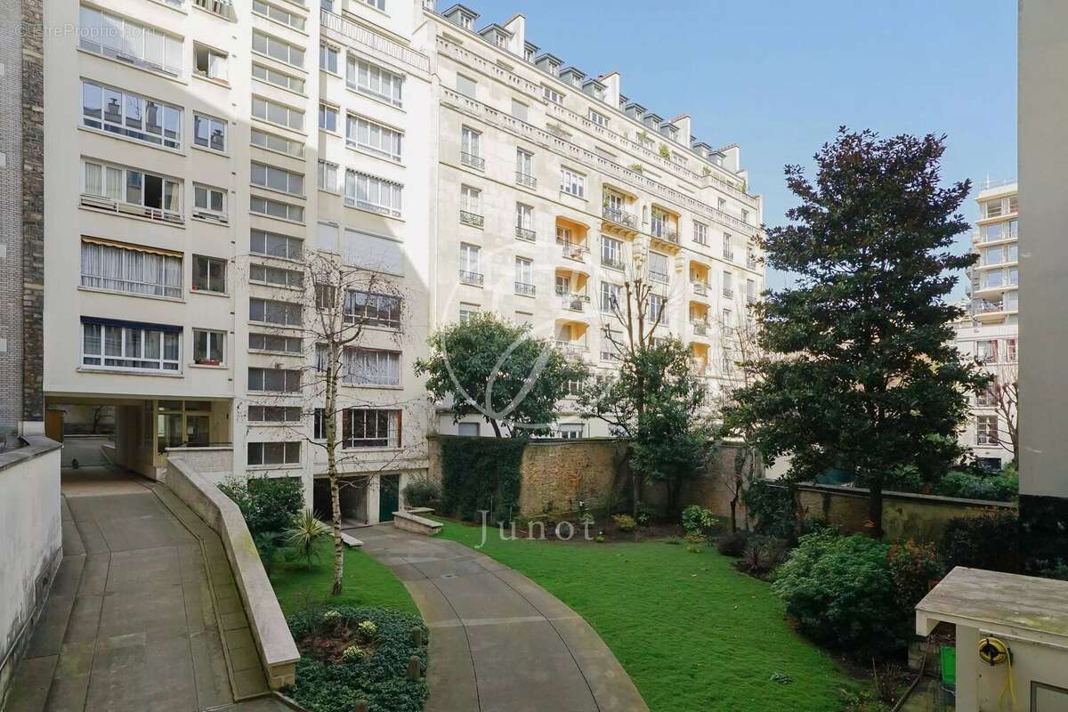 Appartement à PARIS-16E