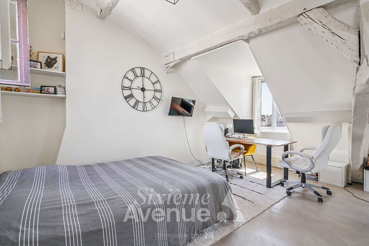 Rue saint-antoine - dernier etage - vues - 35.16 m² loi carrez - photo 5