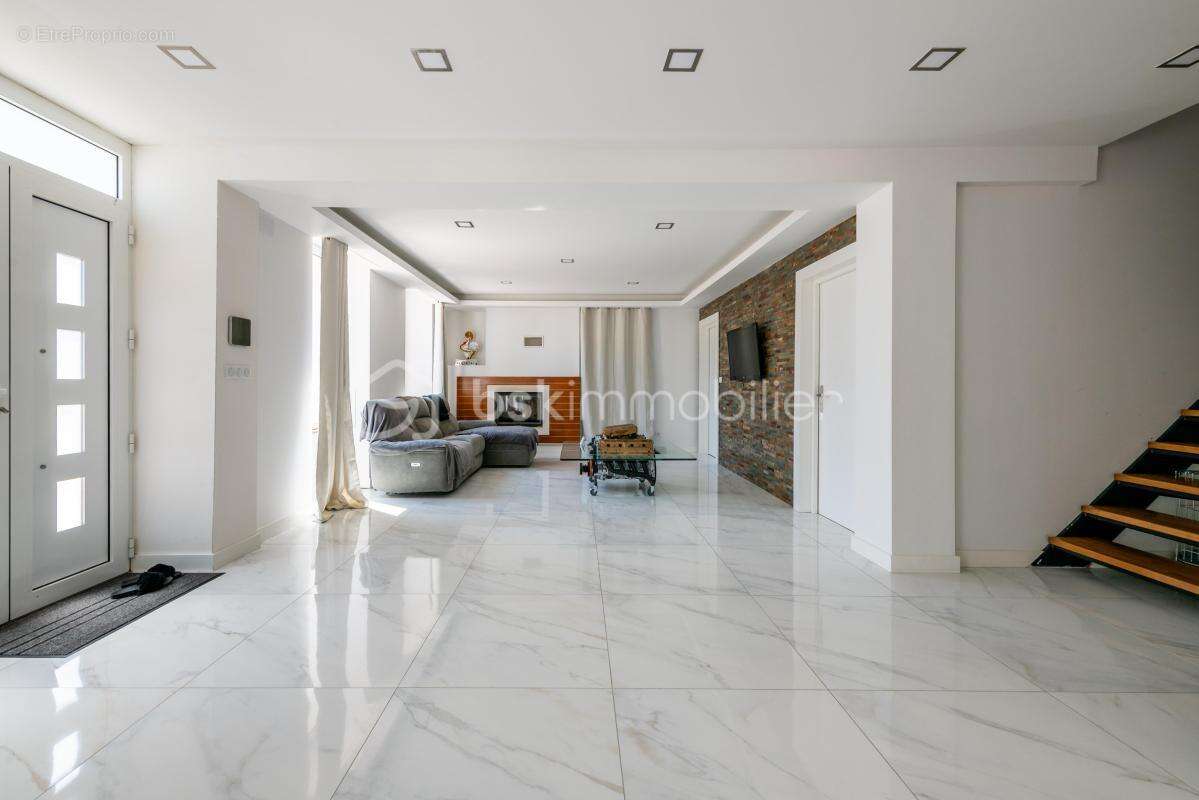 Magnifique maison de maître du 19 ème siècle, entièrement rénovée avec son incroyable caveau et ses multiples dépendances ! - photo 7