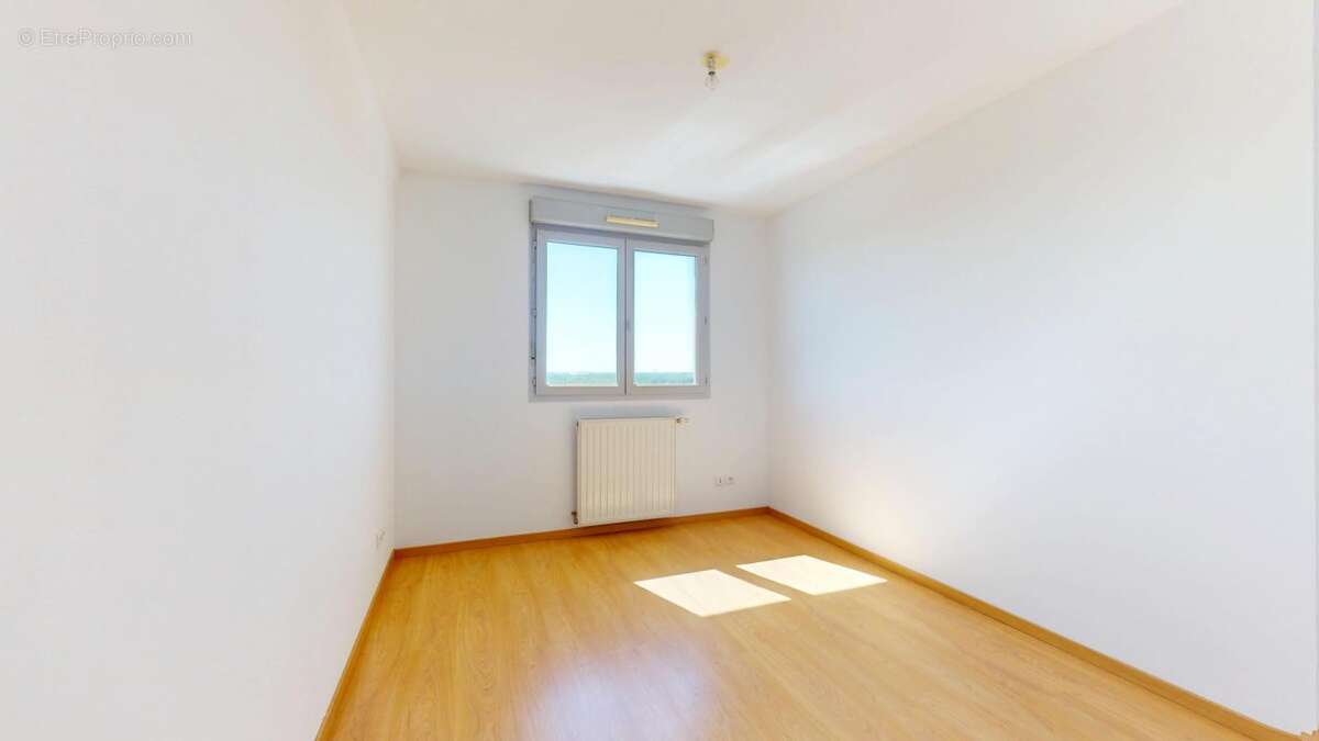 Appartement à NEYRON