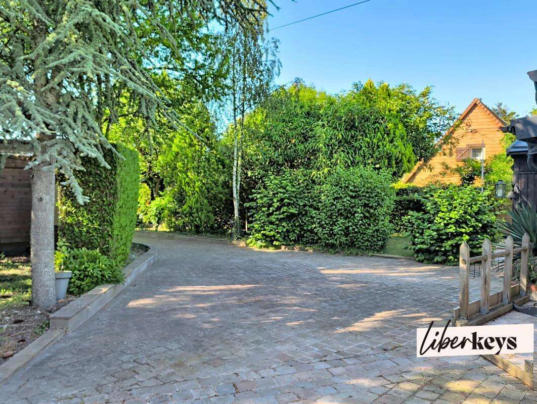Maison de campagne située à BOURTH, 3 chambres, nombreux garages et remises sur terrain de 1024m2 clos et paysagé - photo 22