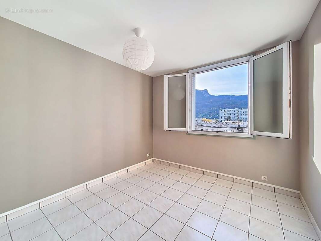 Chambre Ouest - Appartement à GRENOBLE