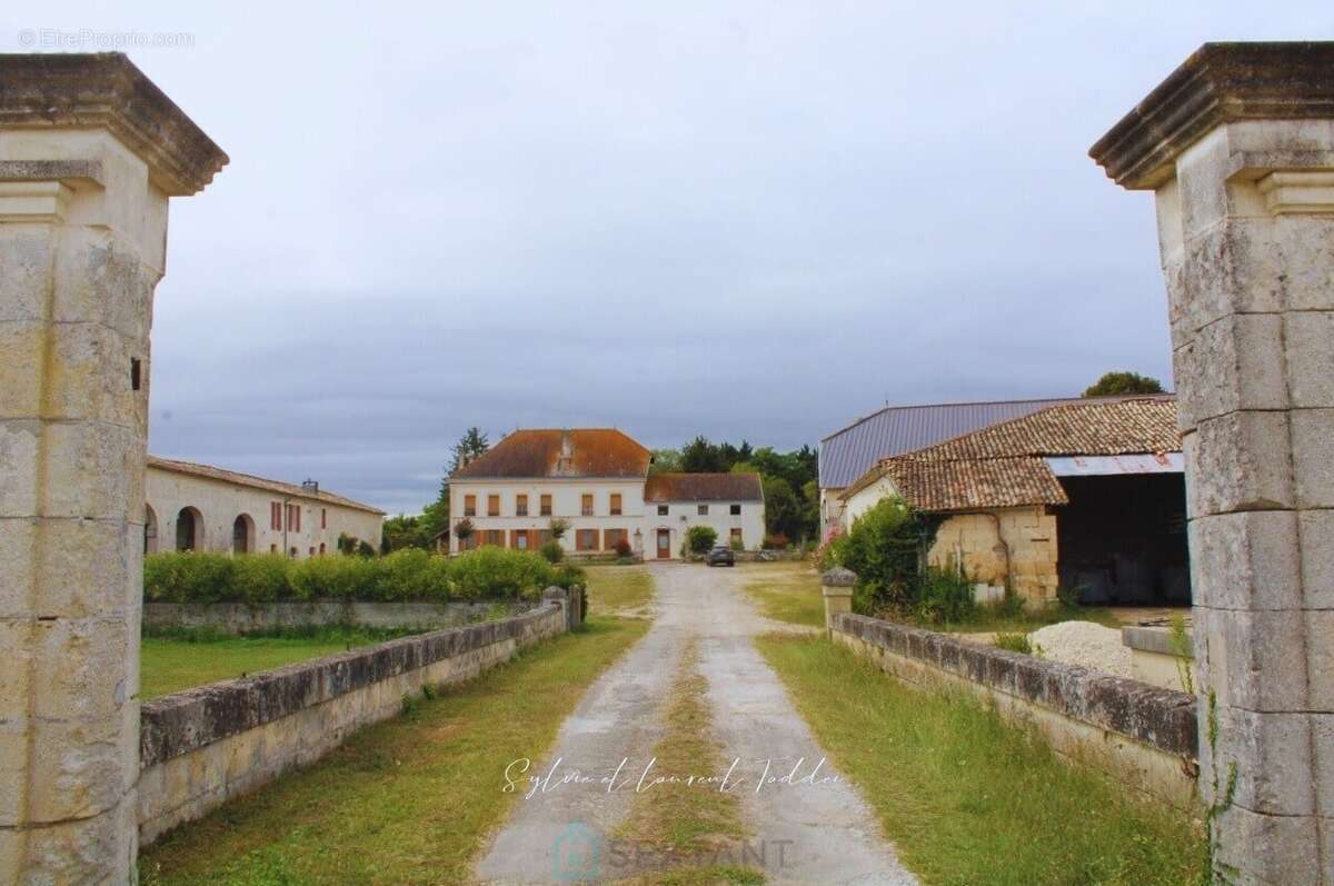 Propriete agricole, ancien domaine de chasse de 117 ha proche de jonzac - photo 2