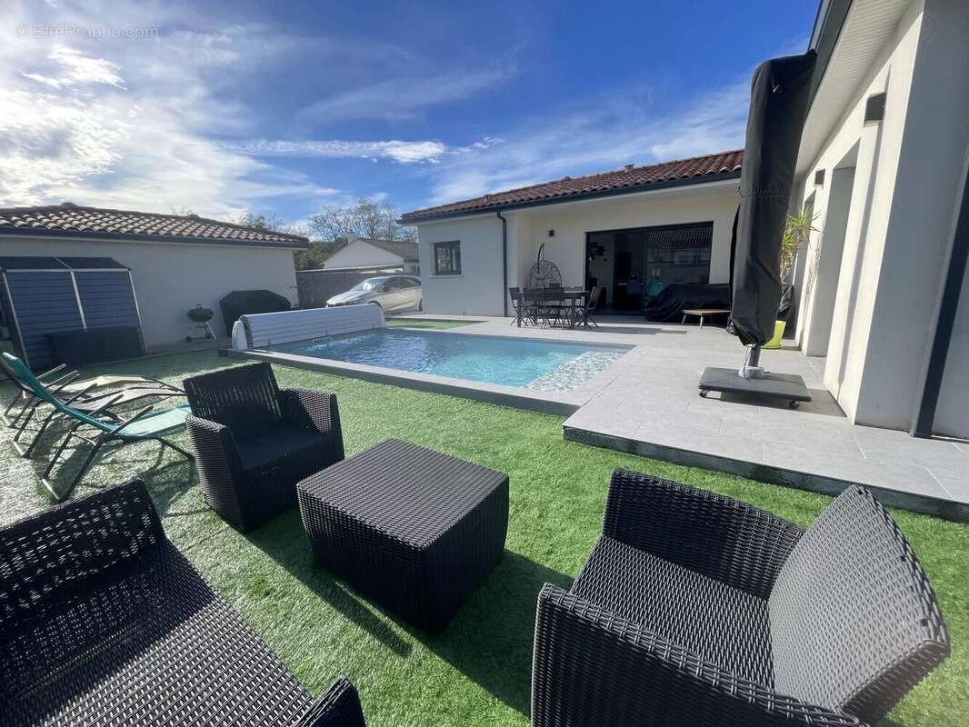 Maison à PINS-JUSTARET