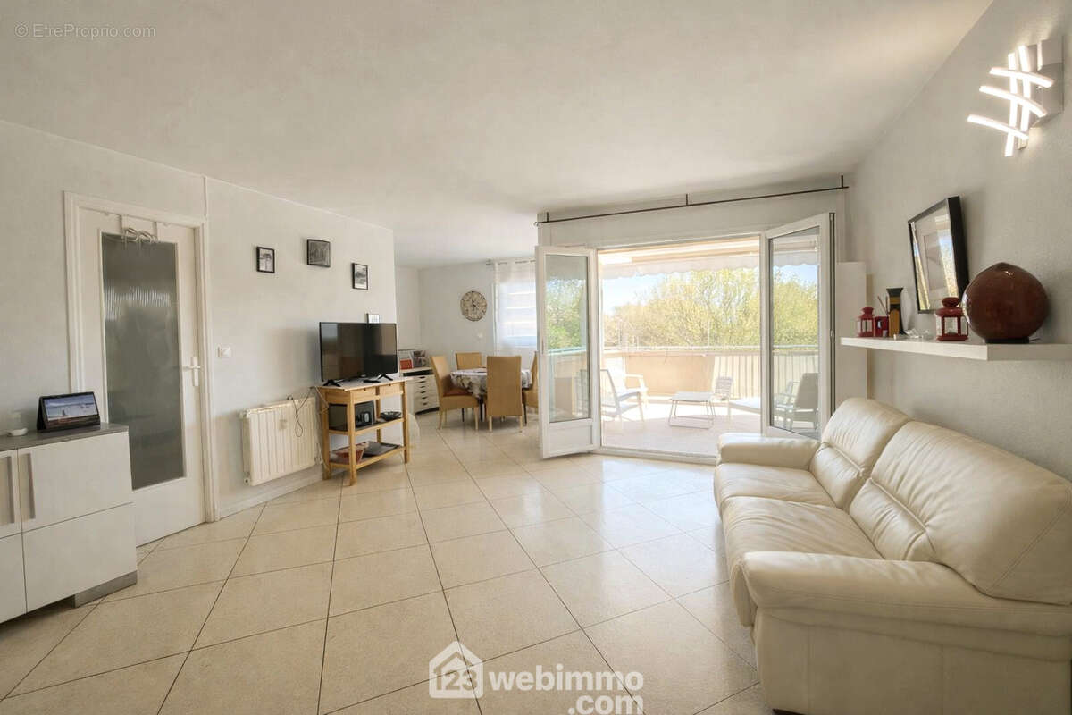 Séjour baigné de lumière, ouvert sur l?extérieur pour une sensation d?espace. - Appartement à SAINTE-MAXIME