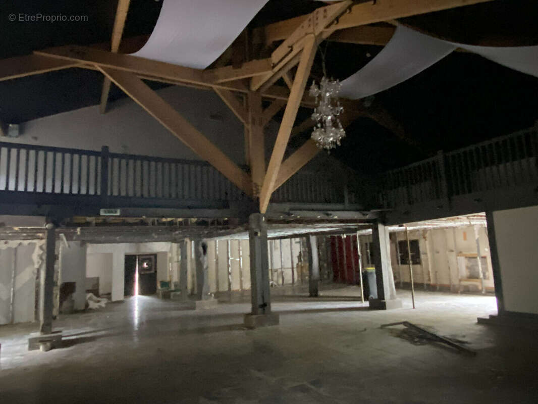 Commerce 545 m² à Sauvagnon  - photo 3