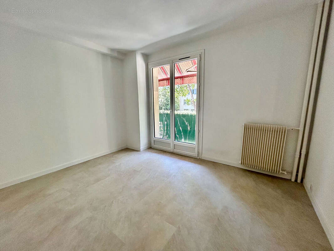 Appartement 3 pièces rénové avec local - photo 4