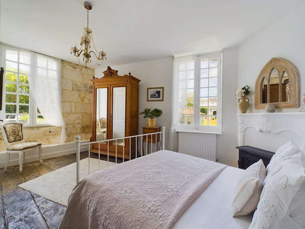 Maison à LA ROCHEBEAUCOURT-ET-ARGENTINE