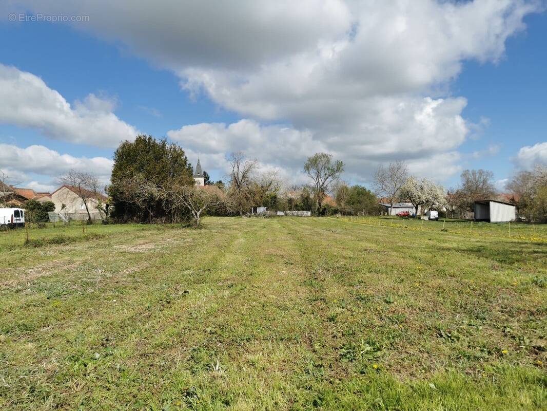 Terrain à ETROUSSAT