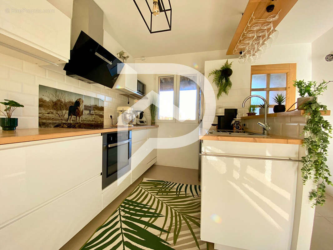 Maison à LE PUY-SAINTE-REPARADE