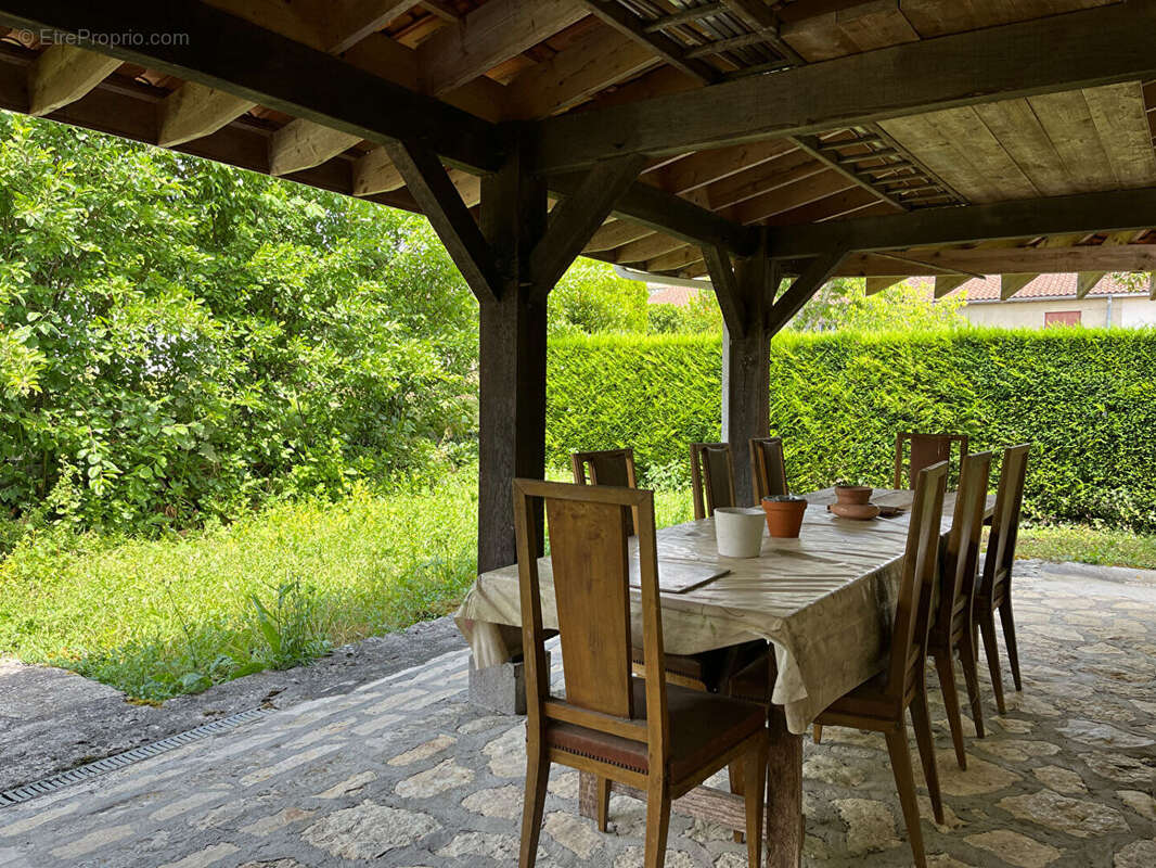 Maison à MONTMOREAU-SAINT-CYBARD