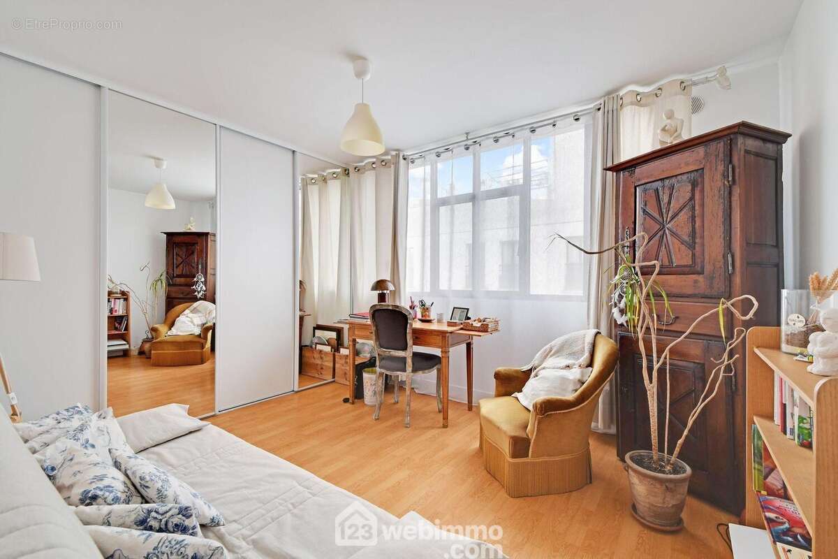 Chambre avec rangements