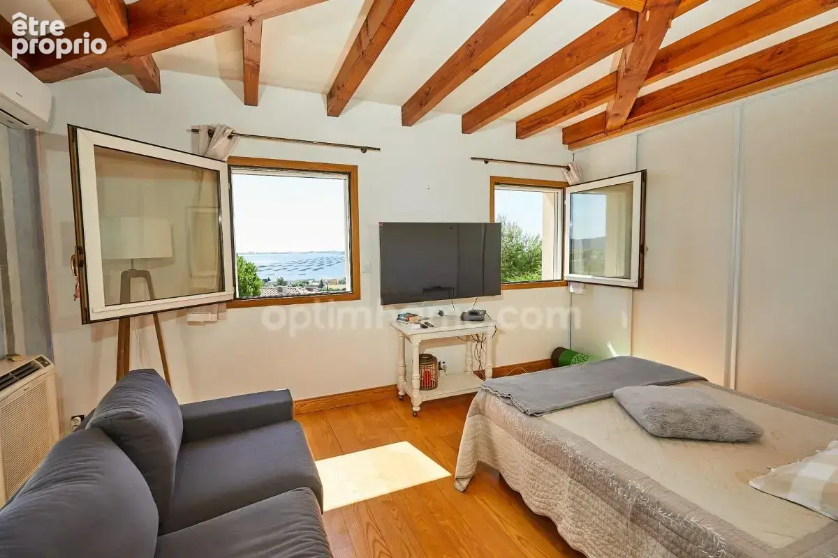BOUZIGUES – Villa 250 m², vue étang, piscine à débordement, appartement indépendant - photo 17