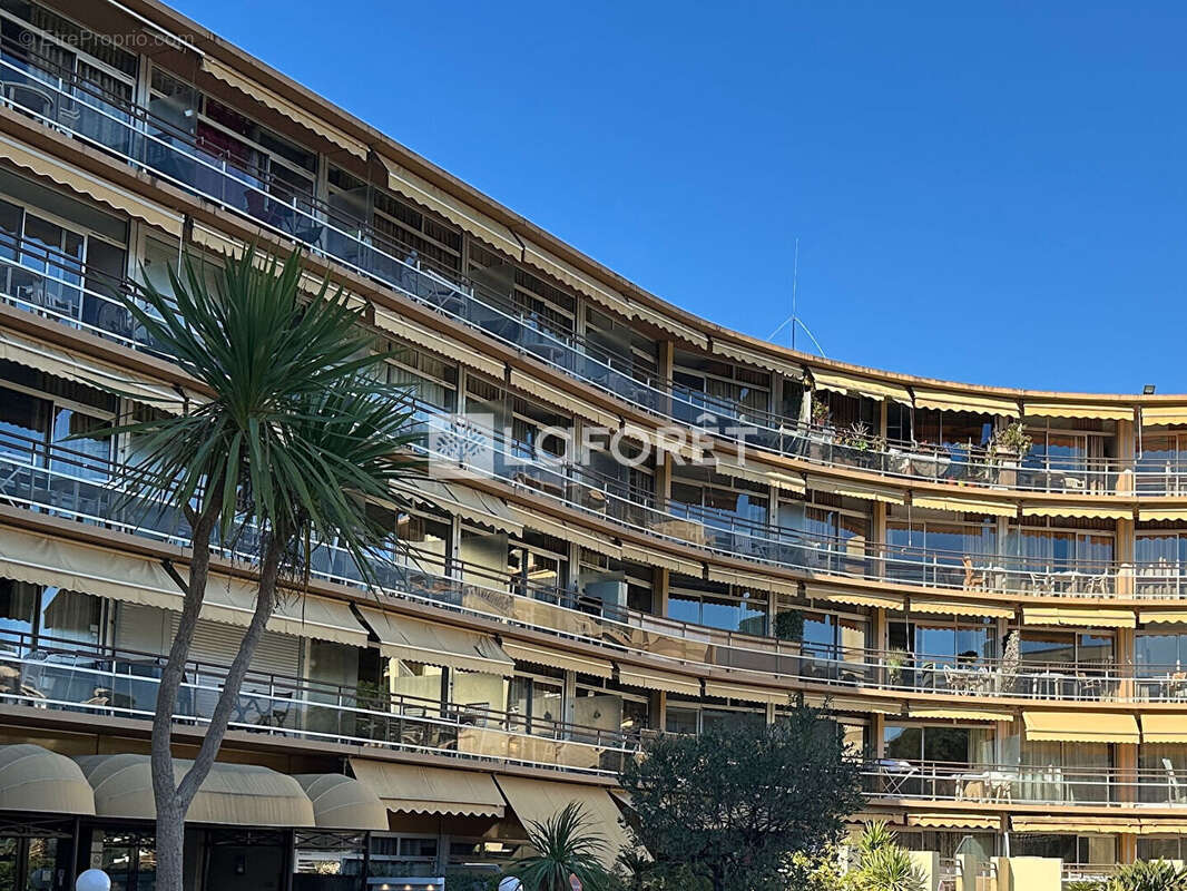 Appartement à SAINT-LAURENT-DU-VAR