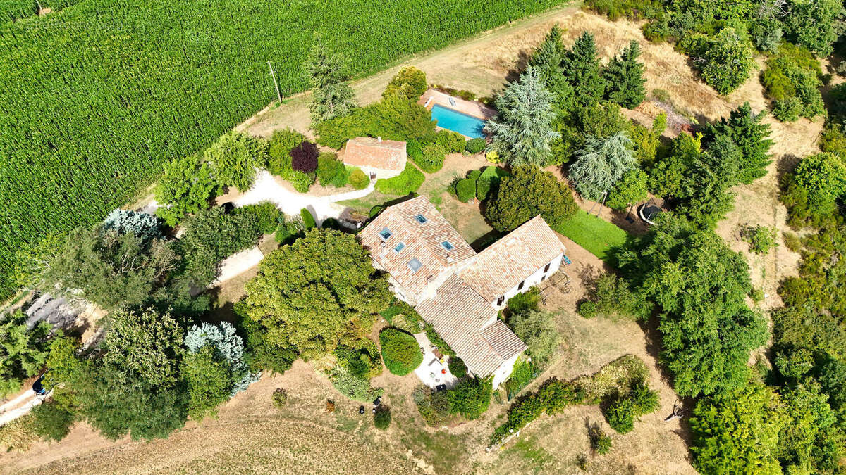 Corps de ferme rénové avec gîte indépendant, piscine et plus d'un hectare de terrain à PLATS - photo 4