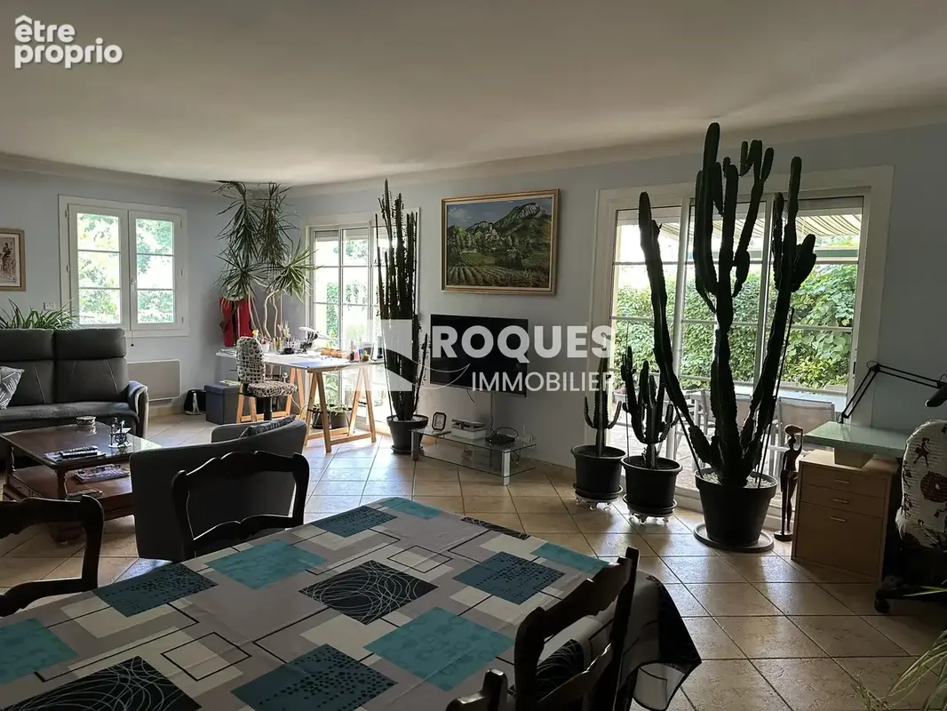 Lodève centre, maison de ville, sept pièces, 186 m2 habitables et jardin de 320 m2 - photo 12