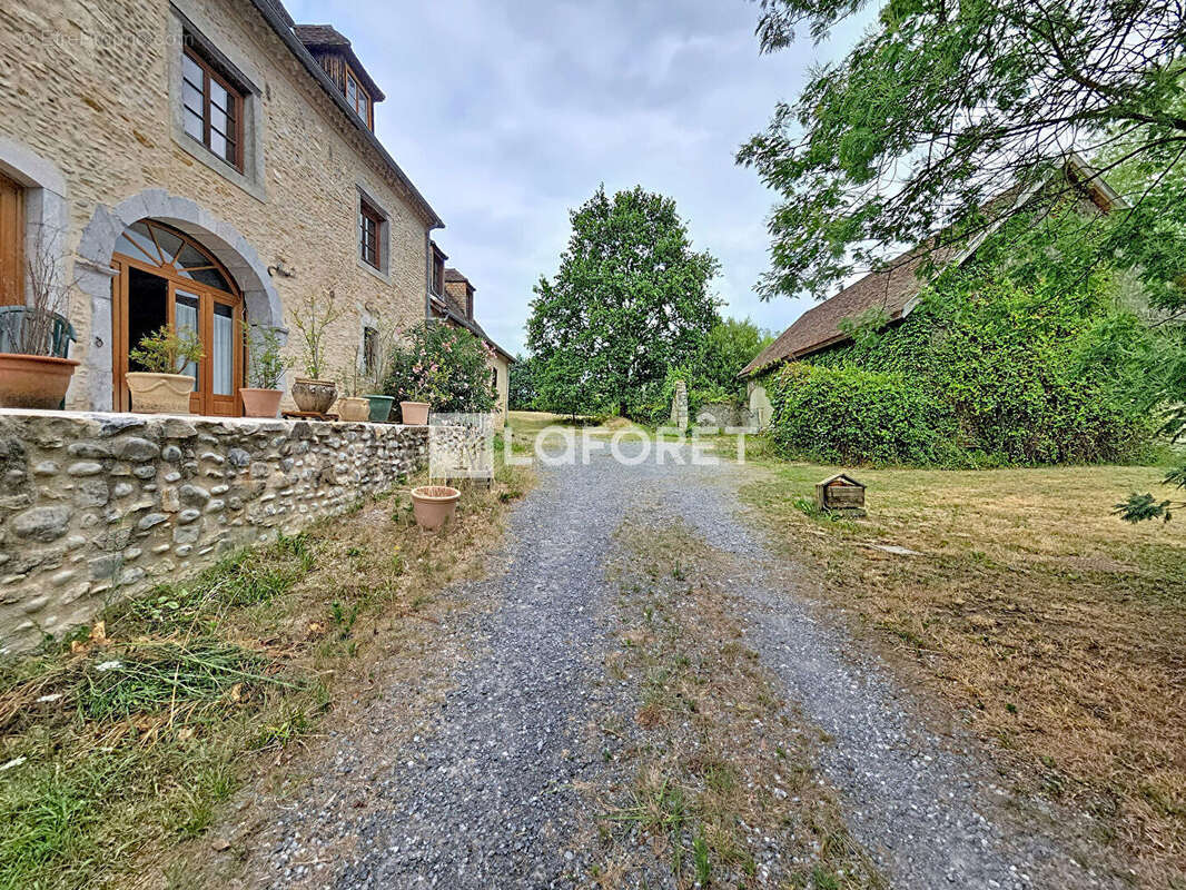 Demeure béarnaise avec piscine entre Salies de Béarn et Orthez 8 pièces 290m² - photo 2