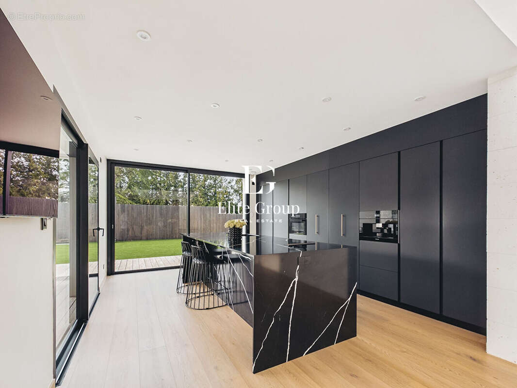 À vendre - villa californienne d'exception - 275 m² - 5 chambres - couloir de nage - 15 min angoulême tgv - photo 7