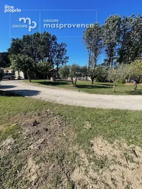 Terrain à bâtir de 500 m² à SENAS (13) - photo 2