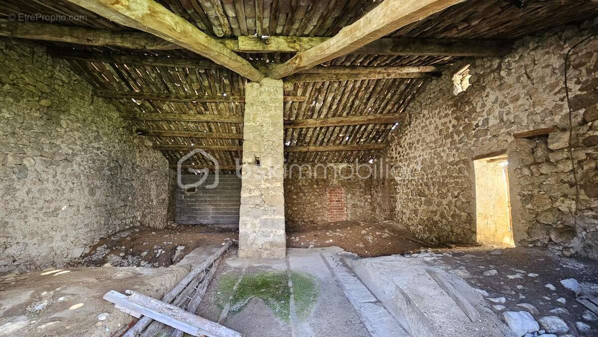 Ancienne bergerie sur terrain constructible d'environ 950 m² - photo 2