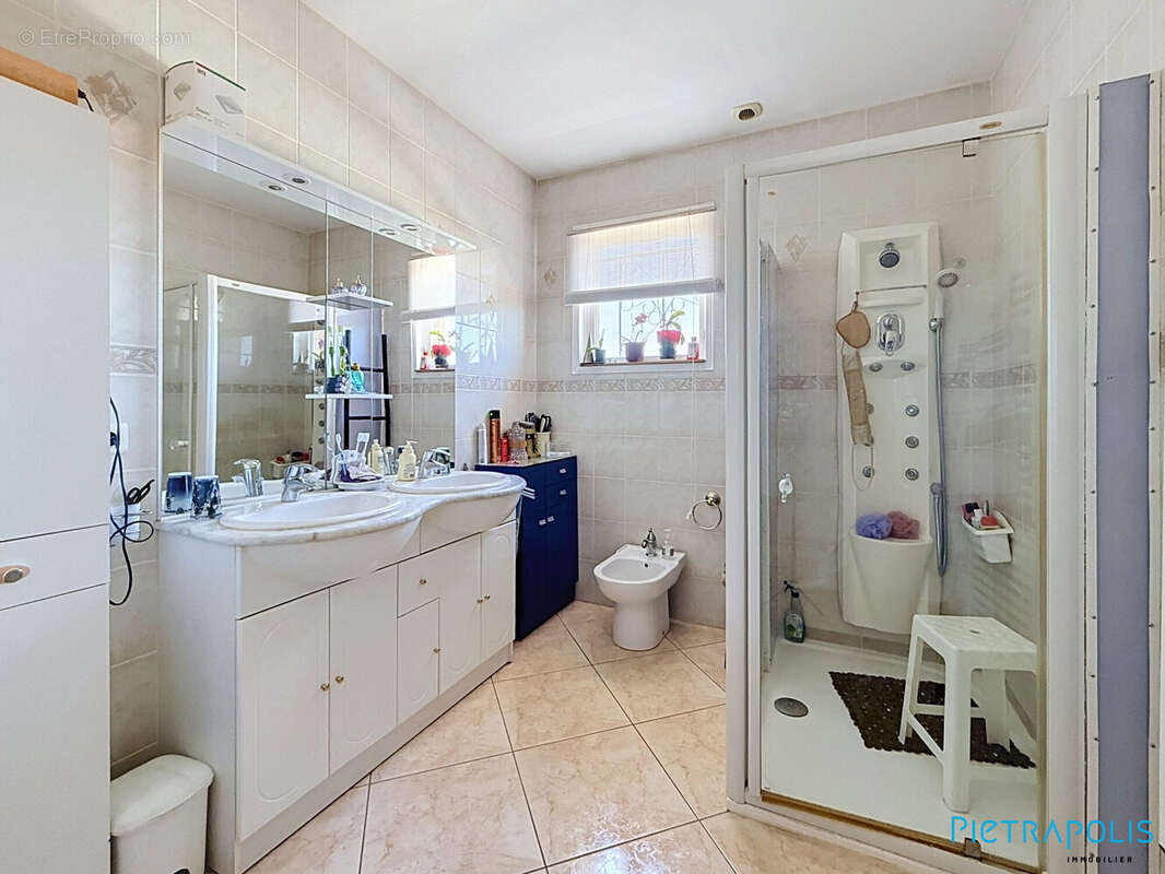 Maison 233 m² à Commelle-Vernay  - photo 6