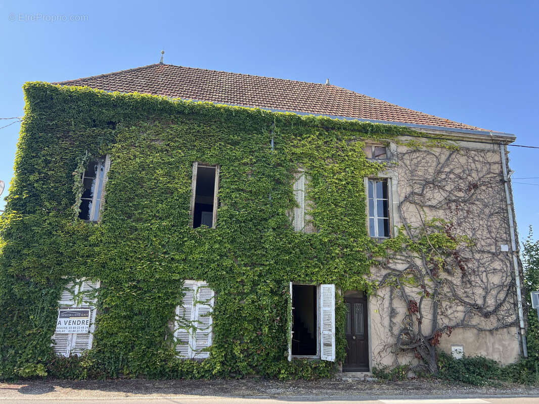 Grande maison en pierre avec dépendances - photo 19